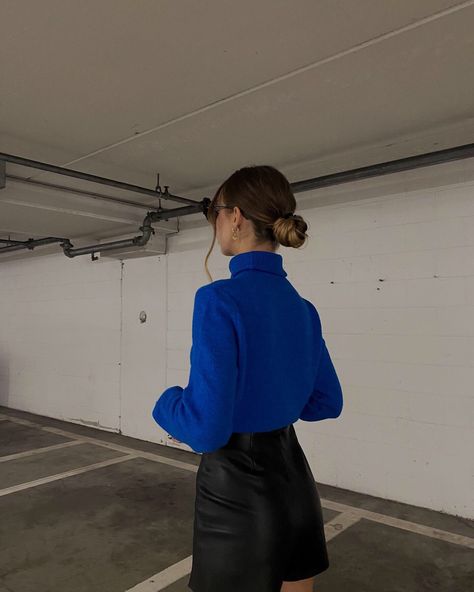 Blue Top Outfit, Blue Sweater Outfit, Short Black Skirt, Black Leather Skirts, Winter Dress, Blue Outfit, Blue Sweater, Black Mini Skirt, White Jacket