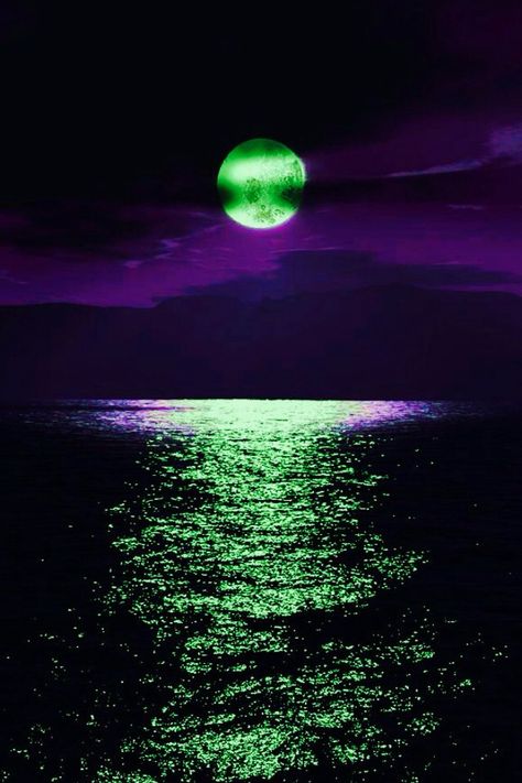 Green moon Matka Natura, Butterflies Art, Wallpaper Cantik, Shoot The Moon, Moon Pictures, Purple Love, All Things Purple, Beautiful Moon, Purple Rain