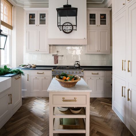 Thames-side Apartment A pied-a-terre in an Edwardian mansion block in Chelsea, designed with Adam Bray; a space for cooking and entertaining. Spitalfields cupboards with our Folgate doors are painted in ‘Mash’ and embellished with rich hand-cast ironmongery, all sitting handsomely beneath fossil stone worktops with an elegant edge detail. A row of glazed wall cupboards... Read more » Plain English Kitchen, Wall Cupboards, Rustic Country Kitchens, Plain English, Traditional Kitchen Design, English Kitchens, Shaker Style Kitchens, Country Style Kitchen, Country Kitchen Decor