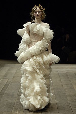 Alexander McQueen--Bulky ruffles that are scattered in unattractive bulges throughout this outfit! Alexander Mcqueen Nature Collection, Alexander Mcqueen Avant Garde, Alexander Mcqueen 90s Haute Couture, Alexander Mcqueen For Givenchy, Alexander Mcqueen White Dress, White Runway Looks, Alexander Mcqueen Runway 90s, Ruffle Aesthetic, White Runway Fashion