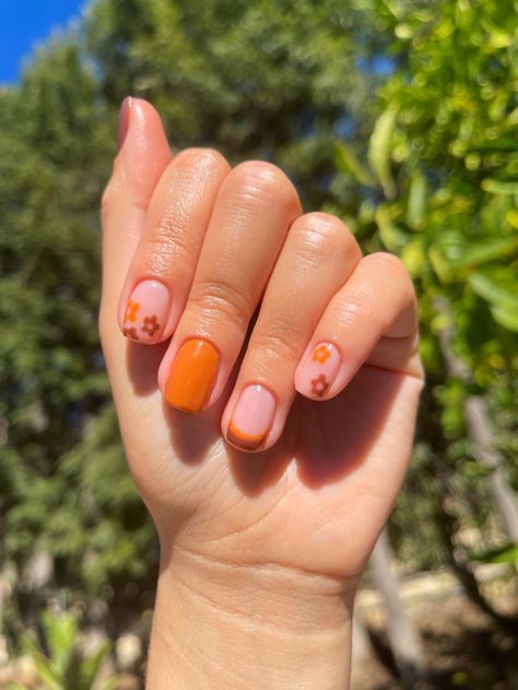 Neutral Groovy Nails, Groovy One Nails, Single Flower Nail Art, 70s Inspired Nails Short, Groovy Nail Designs Short, Groovy Short Nails, Simple Groovy Nail Designs, Two Groovy Nails, Short 70s Nails