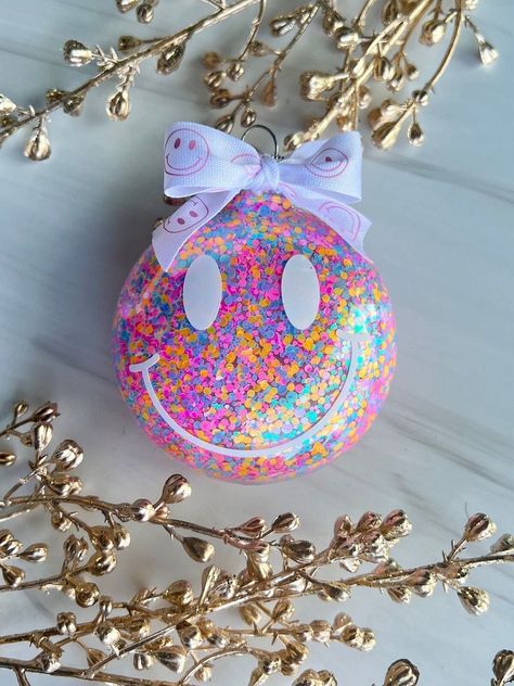 super kawaii ornament! Face Glitter, Craft Things, Glitter Ornaments, Super Kawaii, Christmas Ornament Crafts, Ornament Crafts, Glitter Christmas, Xmas Ornaments, Happy Face