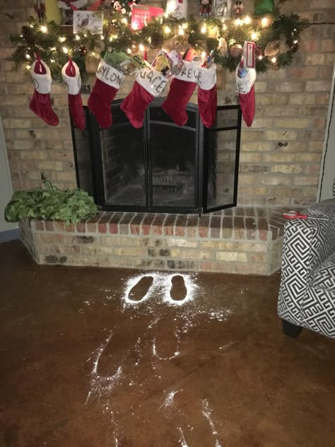 Santa's foot prints. Sprinkle powdered sugar over work boots. Say it santa's magical snow that doesn't melt. Santa Snow Boot Prints, Santa Boot Prints, Holiday Door Decorating Contest, Santa Footprints, Christmas Home Decorating, Santa Experience, Door Decorating Contest, My Future Family, Santa Boots