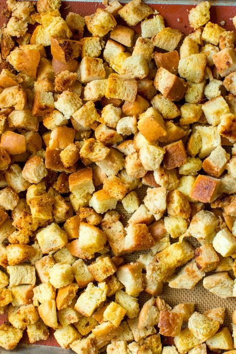 Make your own homemade croutons with this easy crouton recipe! This is how to make croutons that actually taste store bought! Stuffing Homemade, Crouton Recipe, How To Make Croutons, Croutons Recipe, Super Moist Banana Bread, Crouton Recipes, Banana Bread Recipe Moist, Tasty Bread Recipe, Salad Soup