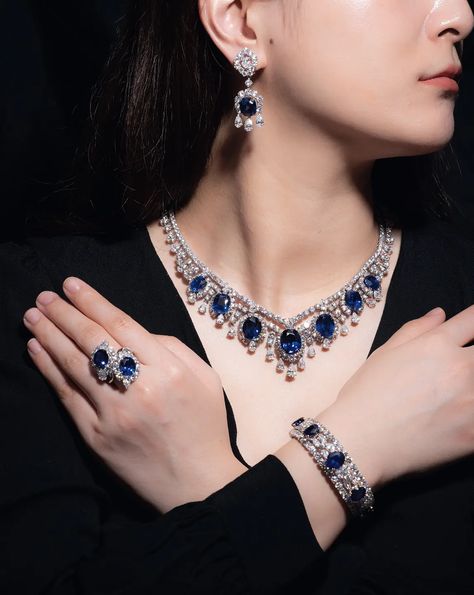 Sapphire Necklace And Earrings, Blue Sapphire Necklace Royal Jewels, Blue Diamond Necklace Set, Royal Jewelry Set, Luxury Sapphire Jewelry, Blue Sapphire Diamond Necklace, Modern Blue Diamond Jewelry, Blue Sapphire Aesthetic, Real Diamond Necklace Royal Jewels