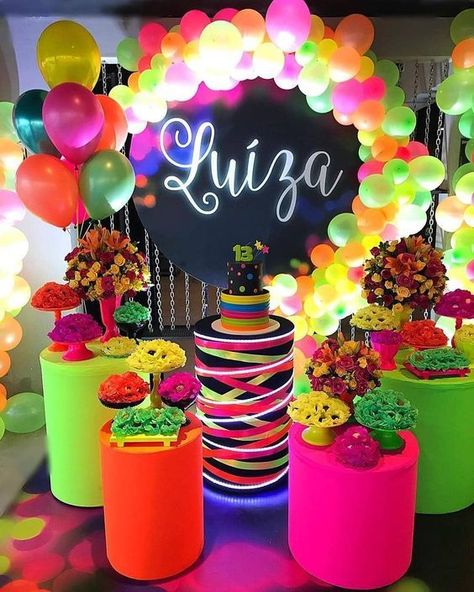 40 bellas ideas de panel circular para fiestas - Dale Detalles Tropical Glow, Glow Theme Party, Neon Party Decorations, Balloon Colors, Glow Stick Party, Glow In Dark Party, Neon Birthday Party, Glow Birthday Party, Deco Ballon