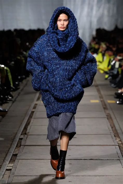 Alexander Mcqueen Fashion Show, Alexander Mcqueen Ready To Wear, Knits Sweaters, 2024 Runway, Knitwear Trends, Paris Fashion Week Runway, Alexander Mcqueen Fashion, Mcqueen Fashion, Knit Dresses