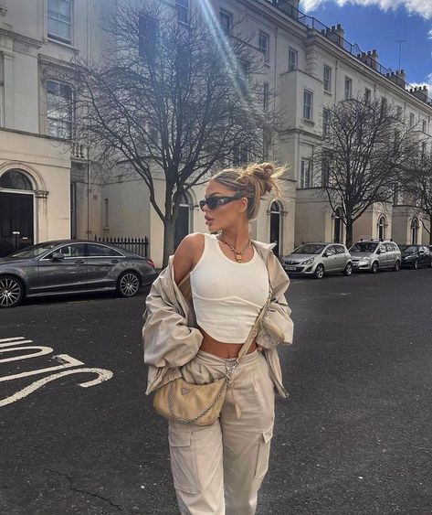 Anetta Beri, Top Cargo Pants, Luxe To Kill, Canvas Cargo Pants, Multi Top, Fashionista Clothes, Professional Outfits, Instagram Foto, Outfits Casuales