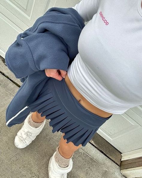 GOLD HINGE on Instagram: "our new favorite combo: tennis skirts and moon boots❄️ ⠀⠀⠀⠀⠀⠀⠀⠀⠀ • • • ⠀⠀⠀⠀⠀⠀⠀⠀⠀ #tennisskirt #winteroutfits #winterstyle #thatgirl #cozystyle #pinterestaesthetic #pinterestgirl #90sbabes #athleisurewear #goldhinge" Goldhinge Skirt Outfit, Gold Hinge Skirt Outfit, Casual Outfits Athletic, Gold Hinge Skirt, Beach Maxi Skirt, Fit Pics, Butterfly Skirt, Blue Pleated Skirt, Preppy Shorts