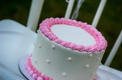 White Cake Pink Border, Pink And White Smash Cake, Pink Round Cake, White Smash Cake, White And Pink Cake, Pink And White Cake, Smash Cakes, White Cakes, Sweet 16 Cakes