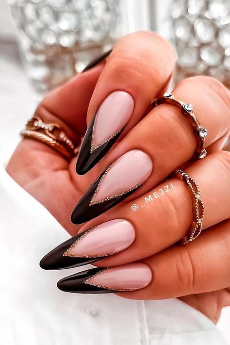 V-Shaped Gel Black French Tip Nails design Check more at https://mangadexx.com/v-shaped-gel-black-french-tip-nails-design/ French Tip Nails With Gold, V French Tip Nails, French Tip Nails Design, V French Tip, Nails With Gold Glitter, Black French Tip Nails, Tip Nail Designs, Black French Tip, Glitter French Tips