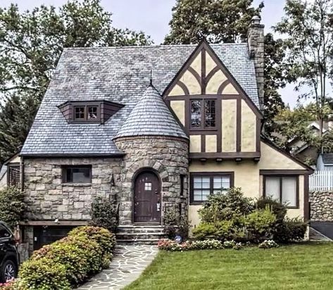 Tudor Revival House Exterior, Small Tudor Style Homes, Tudor House Exterior, Tudor Homes, Fairytale House, Storybook Homes, I Know Nothing, Tudor Revival, British Architecture