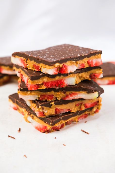 Strawberries Peanut Butter Chocolate, Strawberry Banana Peanut Butter Bark, Frozen Strawberry Peanut Butter Chocolate, Peanut Butter Strawberry Bark, Strawberry Banana Bark, Strawberry Bark Recipes, Strawberry Chocolate Bark, Strawberry Peanut Butter Chocolate Bark, Peanut Butter Bark Recipes