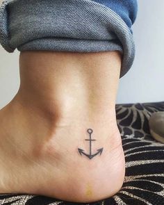 Tattoo Pequeños Mujer, Simple Anchor Tattoo, Girl Rib Tattoos, Tattoo Anchor, Tattoo Easy, Small Anchor, Anker Tattoo, Girls With Sleeve Tattoos, Anchor Tattoos