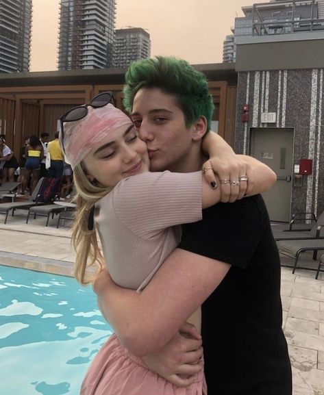 Iconic Halloween Costumes, Milo Manheim, Meg Donnelly, Disney Channel Original, Disney Cast, Zombie Disney, Zombie Movies, Zombie 2, Boy Best Friend