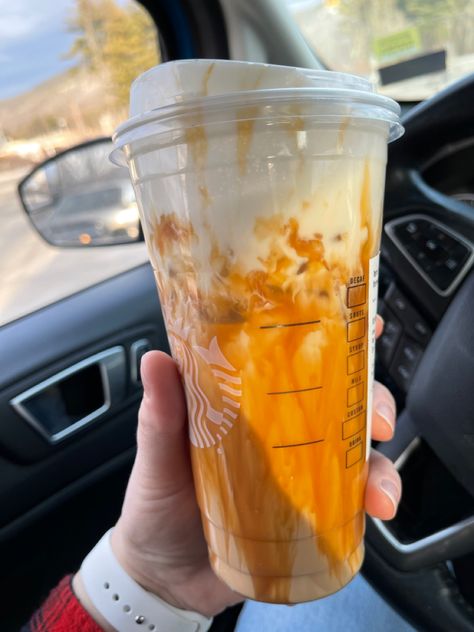 Sweet Cream Cold Brew Starbucks, Venti Iced Coffee Starbucks Drinks, Venti Iced Caramel Macchiato, Caramel White Mocha Starbucks, Starbucks Vanilla Sweet Cream Cold Brew With Cold Foam, Famous Drinks, Starbucks Secret Menu Recipes, Starbucks Drinks Diy, Cold Starbucks Drinks