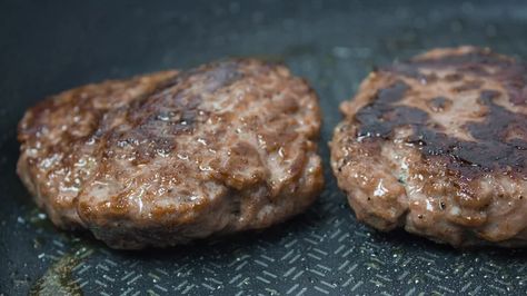 The Absolute Best Ways To Reheat A Burger How To Freeze Hamburger Patties, Cooking Frozen Hamburger Patties, How To Cook Frozen Hamburger Patties, Reheating Leftovers In Air Fryer, Leftover Burgers, Reheat Burger In Air Fryer, Oven Turkey Burgers, Smoked Hamburgers, How To Reheat Steak