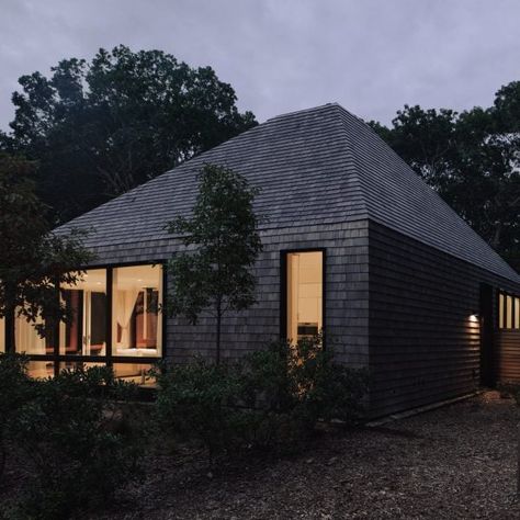 Cedar shingles and asymmetrical, pyramid-shaped roofs form the exterior of Lilla Lane, a multi-volume house by New York studio Oza Sabbeth Architects. Houses In The Hamptons, Pyramid Roof, Hamptons Beach House, Contemporary Beach House, Contemporary Houses, Cedar Shake, Glass Pavilion, Siding Options, New Architecture