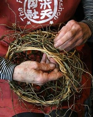 Art Weaving, Basket Weaving Diy, Weaving Inspiration, Willow Weaving, Handmade Stuff, Wicker Decor, Paper Basket, Creative Workshop, Weaving Projects