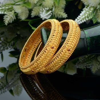 Traditional Gold Jewellery, Maharashtrian Marathi Ornaments, Designer Diamond Jewellery Single Bangle Designs Gold Latest, Gold Bengals Designs, Gold Bengals Designs Latest, Single Bangle Designs Gold, Gold Bangals Design Latest, Gold Bengals, Fashion Design Ideas, Gold Kangan, Saree Shoot