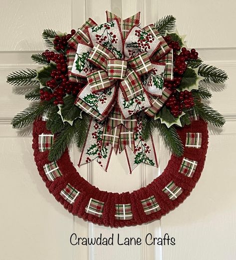 Christmas Ribbon Wreath Diy, Christmas Rosettes, Woven Wreath, Christmas Ribbon Wreath, Christmas Yarn Wreaths, Deco Mesh Christmas Wreath, Yarn Wreaths, Ribbon Wreath Diy, Mesh Christmas Wreath