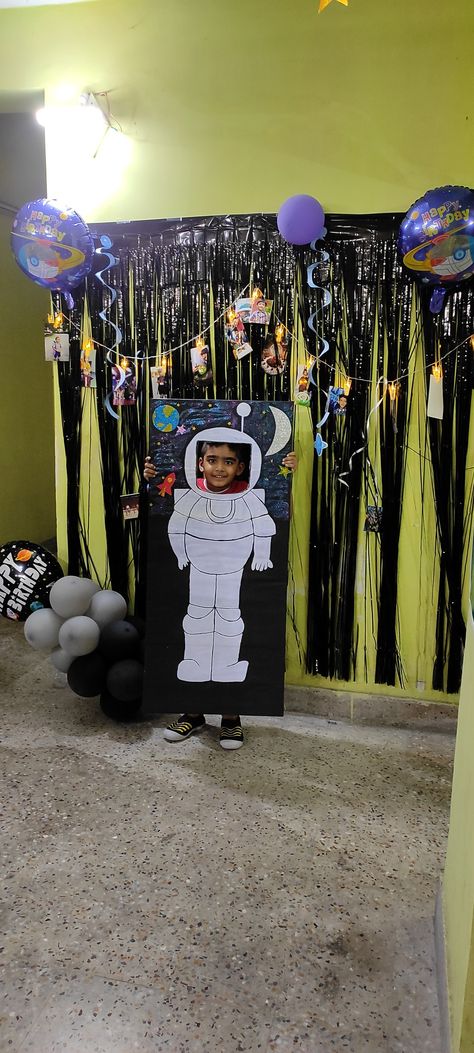 Space Theme Birthday Party, Astronaut Photo, Alien Halloween, Theme Birthday Party, Halloween 2023, Space Theme, Kid Spaces, Kids Birthday Party, Birthday Party Themes