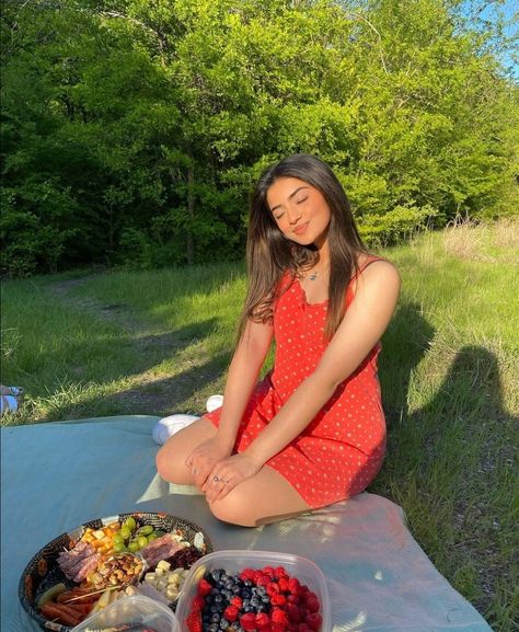 Girl Picnic Aesthetic, Brown Cottagecore, Light Academia Cottagecore, Brown Girl Aesthetic, Bengali Aesthetic, Girl Picnic, Aesthetic Light Academia, Cottagecore Girl, Pakistani Aesthetic