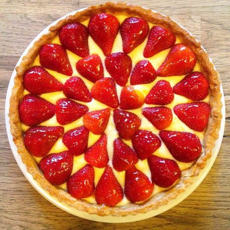 Strawberry And Custard Tart, Strawberry Custard Tart, Strawberry Custard Pie, Recipe For Custard, Custard Flan, Strawberry Flan, Custard Dessert Recipes, Baked Strawberry Pie, Rhubarb Dessert