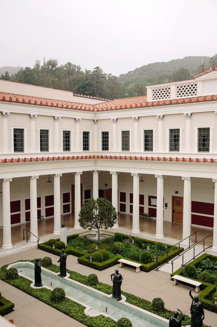 Roman Villa House, Modern Roman Architecture, Roman Architecture House, Classical Villa, Architecture Courtyard, Home Styles Exterior, Roman Villa, Getty Villa, Neoclassical Architecture