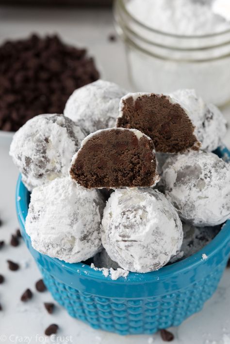 Double Chocolate Snowballs  - Delish.com Chocolate Snowball Cookies Recipe, Chocolate Snowball Cookies, Russian Tea Cakes Recipe, Snowball Cookies Recipe, Chocolate Snowballs, Kuih Raya, Snowball Cookie Recipe, Resepi Biskut, Crazy For Crust