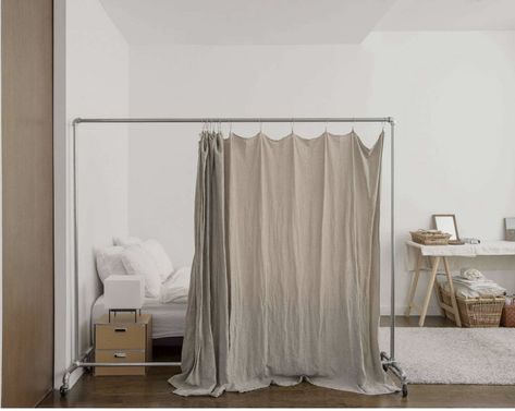 Studio Apartment Room Divider, Hiasan Dalaman Rumah, Curtain Divider, Zimmer Diy, Soho Loft, Diy Room Divider, Deco Studio, Room Divider Curtain, Curtain Room