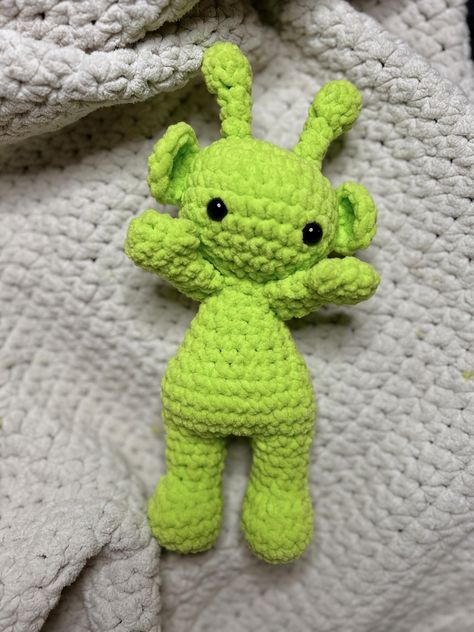 Adorable, Walk On Mars Band inspired alien! Carefully crafted with soft, 100% polyester yarn, this snuggler features an adorable little alien design. Finished size is approximately 11" head to toe. Made with big twist posh yarn. The head is stuffed with a hypoallergenic polyester fiber fill.   SAFETY EYES- I use plastic safety eyes for my snugglers. I take some extra steps to secure the eyes and make them as safe as possible for your littles. I know as a mom of littles they can give their snugglers A LOT of love so be sure to check the safety eyes security over time to ensure their safety. Pattern is Mini Fika by My Dear Knot, ig: @mydearknot Crochet Amigurumi Head Pattern, Space Crochet, How To Start Crochet, Crochet Alien, Alien Crochet, Crochet Monster, Alien Patterns, Big Twist, Alien Design