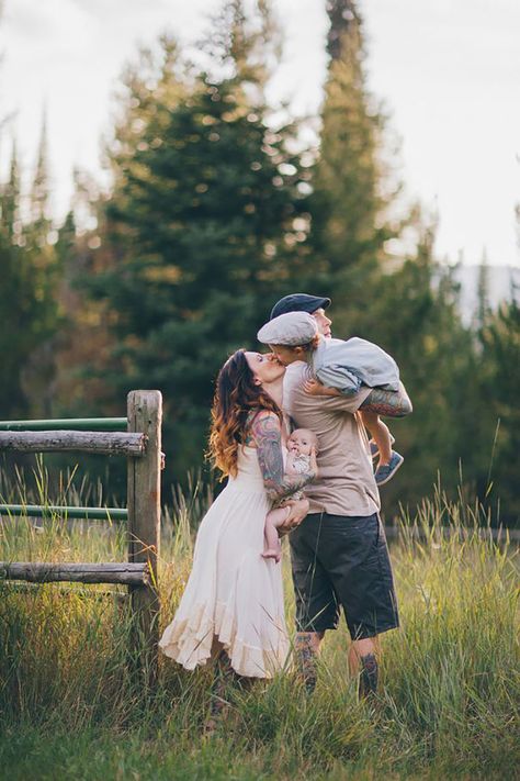 20+ Babies And Their Tattooed Parents That Look Absolutely Beautiful Together Parent Tattoos, Wildflowers Photography, Wildflower Photo, Baby Fotografie, Family Inspiration, Foto Poses, Fall Family Photos, Family Posing, Shooting Photo