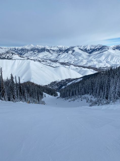 Ski Town Aesthetic, Town Aesthetic, Skiing Aesthetic, Winter Vacations, Ski Aesthetic, Ski Culture, Holiday Inspo, Ski Town, Mountain Town