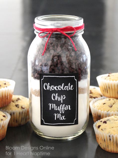 Chocolate chip muffin jars with FREE printables! Cute and easy gift idea! Chocolate Chip Muffin Mix, Jar Food Gifts, Mason Jar Gifts Recipes, Mason Jar Cookie Recipes, Mason Jar Mixes, Chocolate Chip Muffin, Homemade Dry Mixes, Mason Jar Cookies, Dessert In A Jar