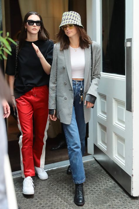 Looks Total Jeans, Kaia Jordan Gerber, Kaia Gerber Style, Model Behavior, Basic Sweaters, Kaia Gerber, Layering Outfits, Princesa Diana, Cindy Crawford