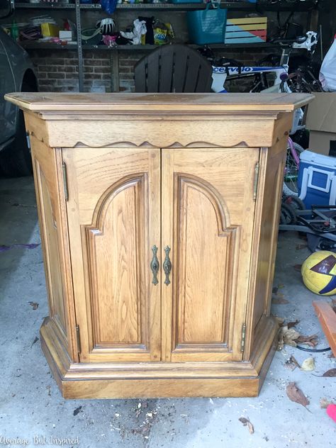 This dated console cabinet was given a stunning makeover with FAT Paint chalky style paint in Antique Wedgewood and white wax. Click through to see the before and after photos! Antique Stereo Cabinet Makeover, Deco Podge, Entry Cabinet, Painting Laminate Furniture, Pottery Barn Living Room, Painting Laminate, Laminate Furniture, Stereo Cabinet, Barn Living