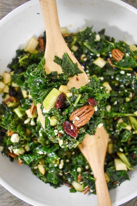 Although "addictive" and "kale" don't typically go hand in hand, this addictive massaged kale salad will change your mind with one bite! It's tender, full of flavor, and made with nuts, blue cheese, and seasonal fruit. Recipe by Dash of Jazz via @dashofjazzblog Massaged Kale Salad, Fruit Recipe, Massaged Kale, Kale Salad Recipes, Vegan Salads, Seasonal Fruit, Kale Recipes, Recipes Vegan, Spinach Salad