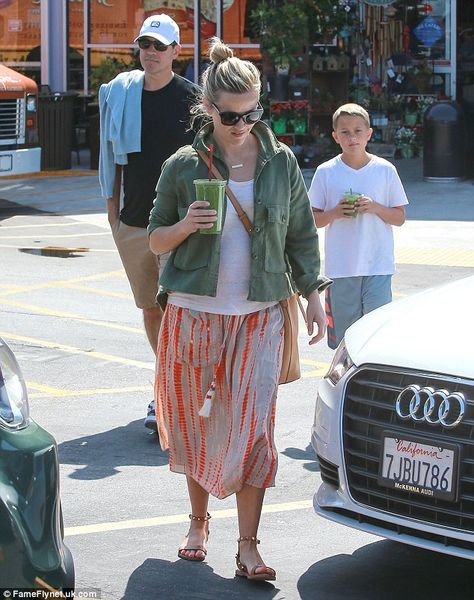 Curly Quiff, Farms Market, Deacon Phillippe, Plain White Top, Reese Whiterspoon, Long Hair Curly, Parisian Chic Style, Bohemian Skirt, Tan Sandals