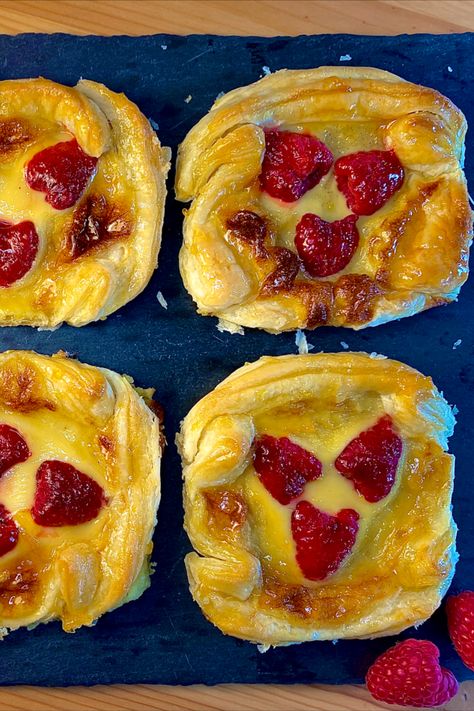 Delicious and really quick raspberry danish pastries, with a creamy custard filling. Perfect for breakfast or brunch, all ready in just 20 minutes! Custard Danish, Raspberry Danish, Raspberry Custard, Custard Buns, Danish Pastries, Danish Pastry, Custard Filling, Puff Pastry Sheets, Vanilla Custard