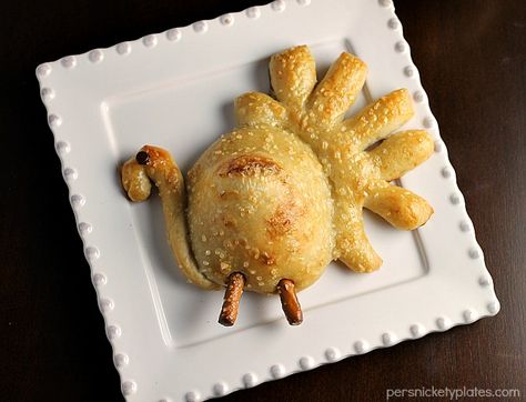 Lovely Turkey shaped dinner rolls! So cute Pretzel Turkeys, Shaped Dinner Rolls, Thanksgiving Snacks, Simple Thanksgiving, Herb Stuffing, Thanksgiving Treats, Thanksgiving Feast, Easy Thanksgiving, Thanksgiving Desserts