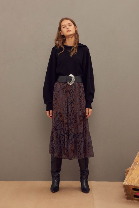 Patterned Midi Skirt Outfit, Hippie Professional Outfits, Parisian Boho, Rok Outfit, Skirts With Boots, Sanya, Knit Sweaters, Modieuze Outfits, Denim Shoes