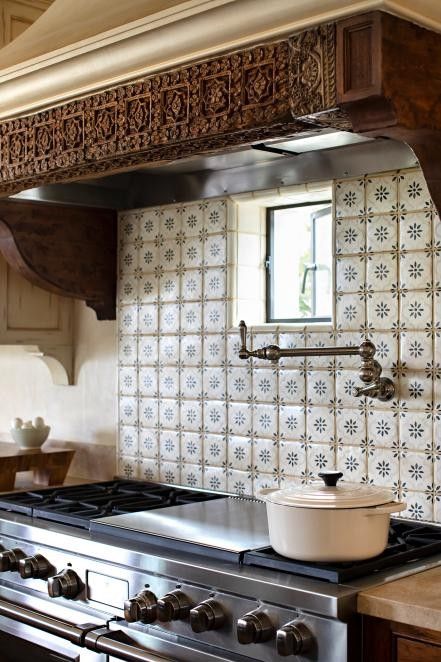 Spanish Tile Kitchen, Spanish Tile Backsplash, Milieu Magazine, Spanish Style Kitchen, Taupe Kitchen, Range Tile, Kitchen Colours, Mediterranean Interior, Mediterranean Style Home