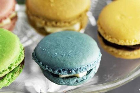 Sugar and Gluten-Free Macarons Gluten Free Macaroons, Thm Desserts, Sans Gluten Sans Lactose, Macaroon Recipes, Recetas Keto, Gluten Free Sugar Free, Sugar Free Desserts, Keto Cookies, Low Carb Desserts