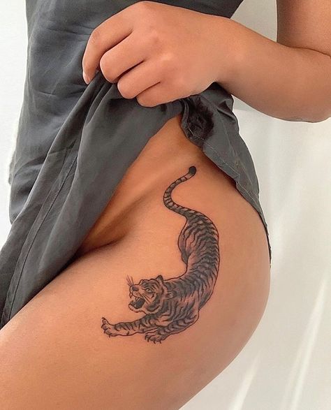 Tattoo Ideas Baddie, Private Tattoos, Floral Thigh Tattoos, Matching Best Friend Tattoos, Black Girls With Tattoos, Hip Tattoos Women, Forearm Tattoo Women, Stylist Tattoos, Thigh Tattoos Women