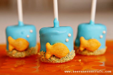 Goldfish Bowl Marshmallow Pops! Pool Party Food, Elmo Birthday Party, Marshmallow Pops, בר מצווה, Snacks Für Party, Cake Pop, Kids Snacks, Cakepops, Shower Decorations