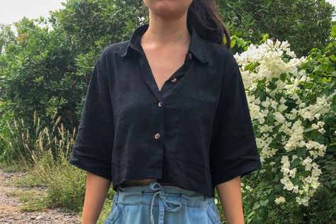 Cropped Button Up Shirt Outfit, Cropped Shirt Outfit, Boxy Cropped Shirt, Linen Shirt Outfit, Cropped Button Up Shirt, Unique Women Tops, Black Crop Tee, Linen Shirts Women, Cropped Shirt