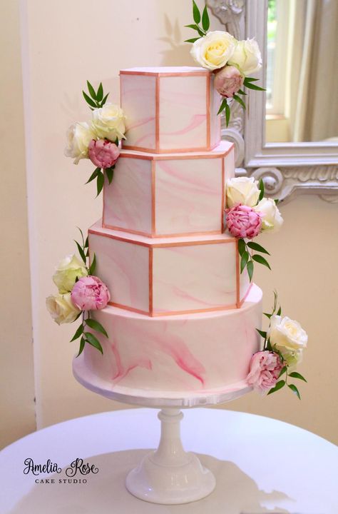 Hexagon Wedding Cake, Flower Posies, Wedding Cake Marble, Wedding Cake Pink, Gold Cakes, Beautiful Cake Pictures, Geometric Cake, Rose Gold Cake, Hexagon Wedding