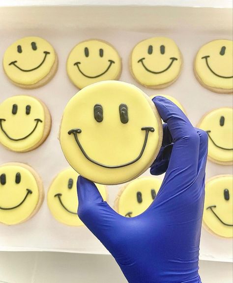 Smiley face cookies/smile cookies/cute simple decorated cookie/ decorated sugar cookies for beginners The Summer I Turned Pretty Birthday Ideas, Smiley Face Desserts, Aesthetic Birthday Cookies, Smiley Face Food Ideas, Smiley Face Cookies Decorated, Two Groovy Boy Birthday, Smiley Cake Designs, Groovy One First Birthday Food, Two Groovy Birthday Party Boy