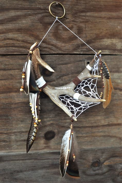 This dreamcatcher is one of a kind, handcrafted using naturally shed deer antler. The feathers are turkey and duck, and they hang from leather cord. All beads are made from wood. Holes were drilled into back of antler to run webbing through. The designs on the antler were carved and then painted. Webbing is made from cotton cord. It all hangs from a brass ring with cotton cord. This dreamcatcher would make a wonderful gift idea!  Antler approx. dimensions 6"x9.5"x12" Total approx. length 24" Total approx. width 10.5" Antler Decor Ideas, Deer Antler Crafts Diy, Antler Crafts Diy, Diy Antler Projects, Elk Antler Decor, Antler Dreamcatcher, Deer Antler Dream Catcher, Antler Dream Catcher, Deer Antler Art